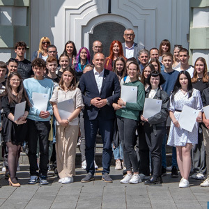Svečano uručeni ugovori o stipendiranju 74 učenika i 126 studenata, iz gradskog budžeta za tu namenu izdvojeno 17 miliona dinara 