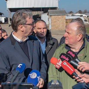 Predsednik Srbije Vučić posetio gazdinstvo porodice Slijepčević i stočarsku farmu "Ćorić Agrar" u Melencima, u okviru posete srednjem i severnom Banatu