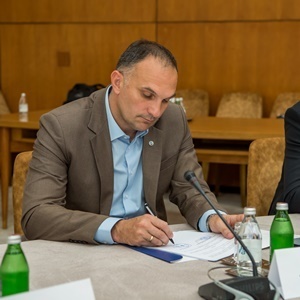 Potpisan ugovor vredan preko 7,1 milion dinara za zamenu rasvete u Hali sportova „Zvonimir Zvonko Vujin“ u Zrenjaninu