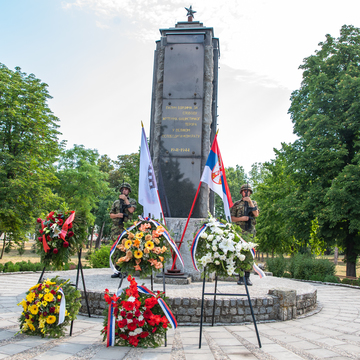 Polaganjem venaca na spomen – obeležje u Karađorđevom parku obeležen je danas Dan ustanka naroda Srbije u Drugom svetskom ratu